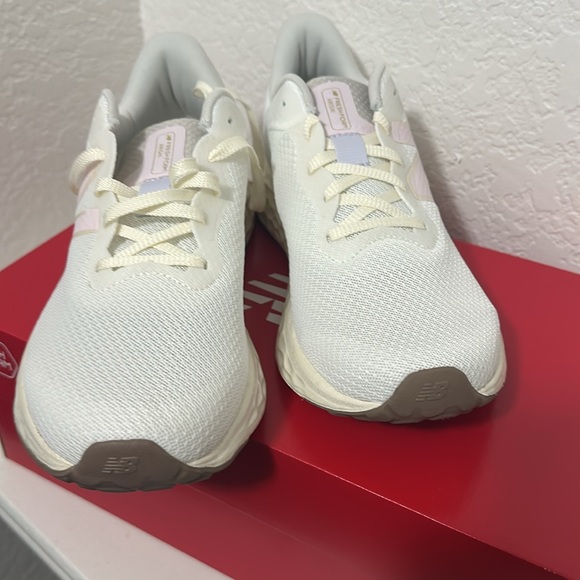 Size 10 New Balance running shoes - Picture 2 of 3